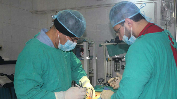 Le docteur Hamza Al Khatib opérant un blessé à Alep. (DR)